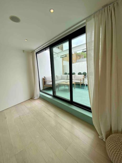 Casa de férias Stunning 4 Bed Mews House With Patio Londres