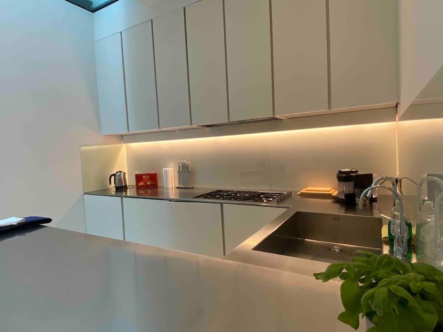 Сasa de vacaciones Stunning 4 Bed Mews House With Patio Londres