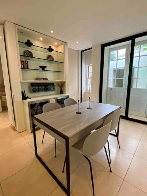 Сasa de vacaciones Stunning 4 Bed Mews House With Patio Londres