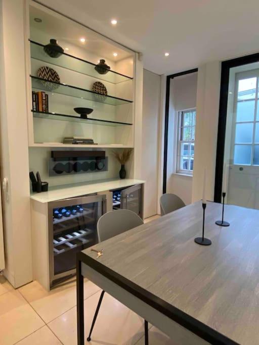 Сasa de vacaciones Stunning 4 Bed Mews House With Patio Londres